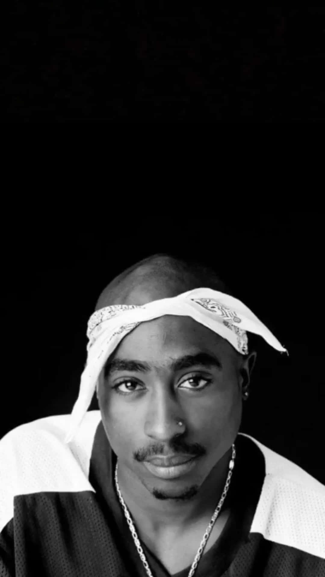 Tupac Shakur的黑白肖像，戴著頭巾和鏈條。 — iPhone 11 壁紙