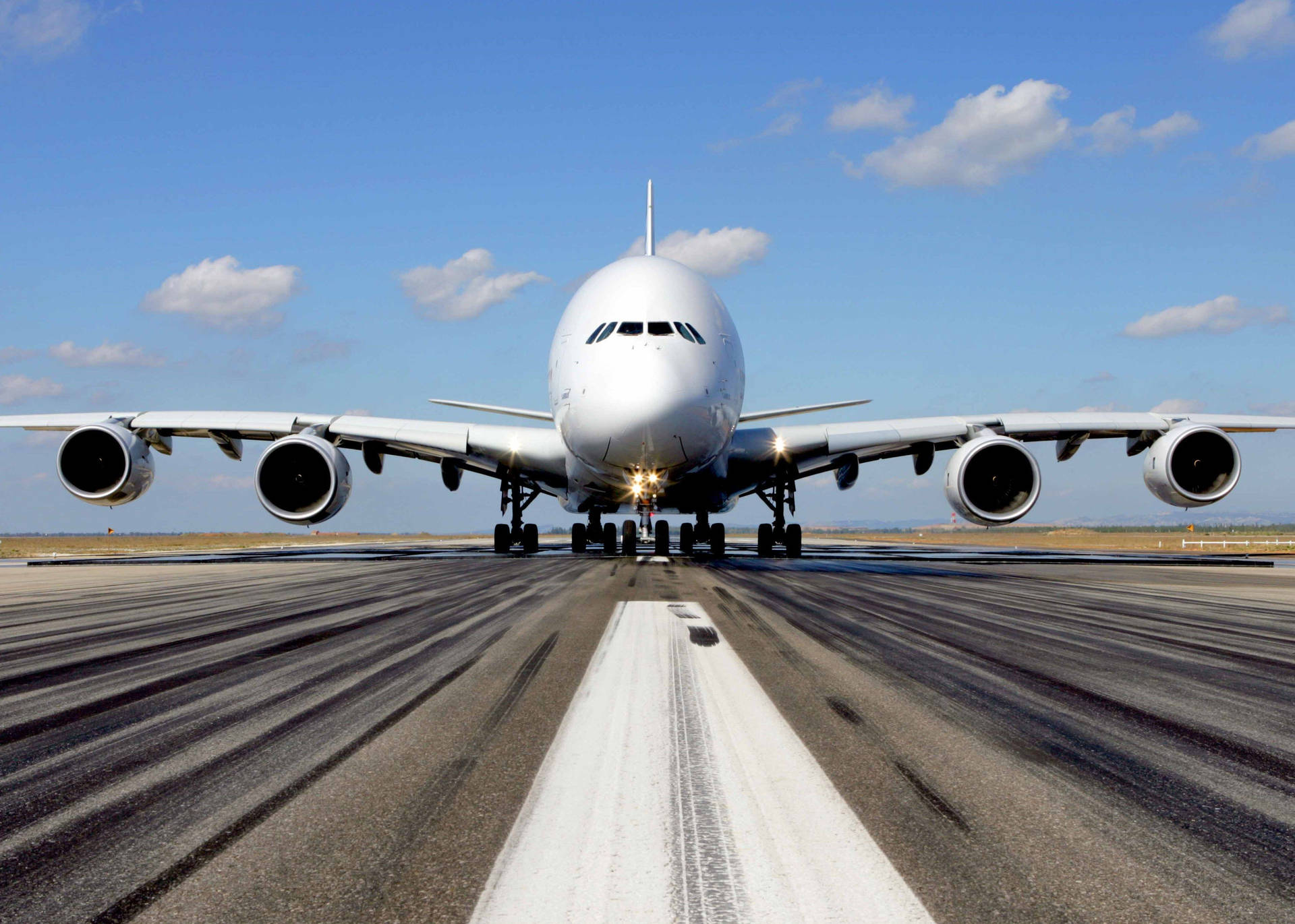 藍天下跑道上的一架大型白色飛機。 — 4K 飛機壁紙 壁紙