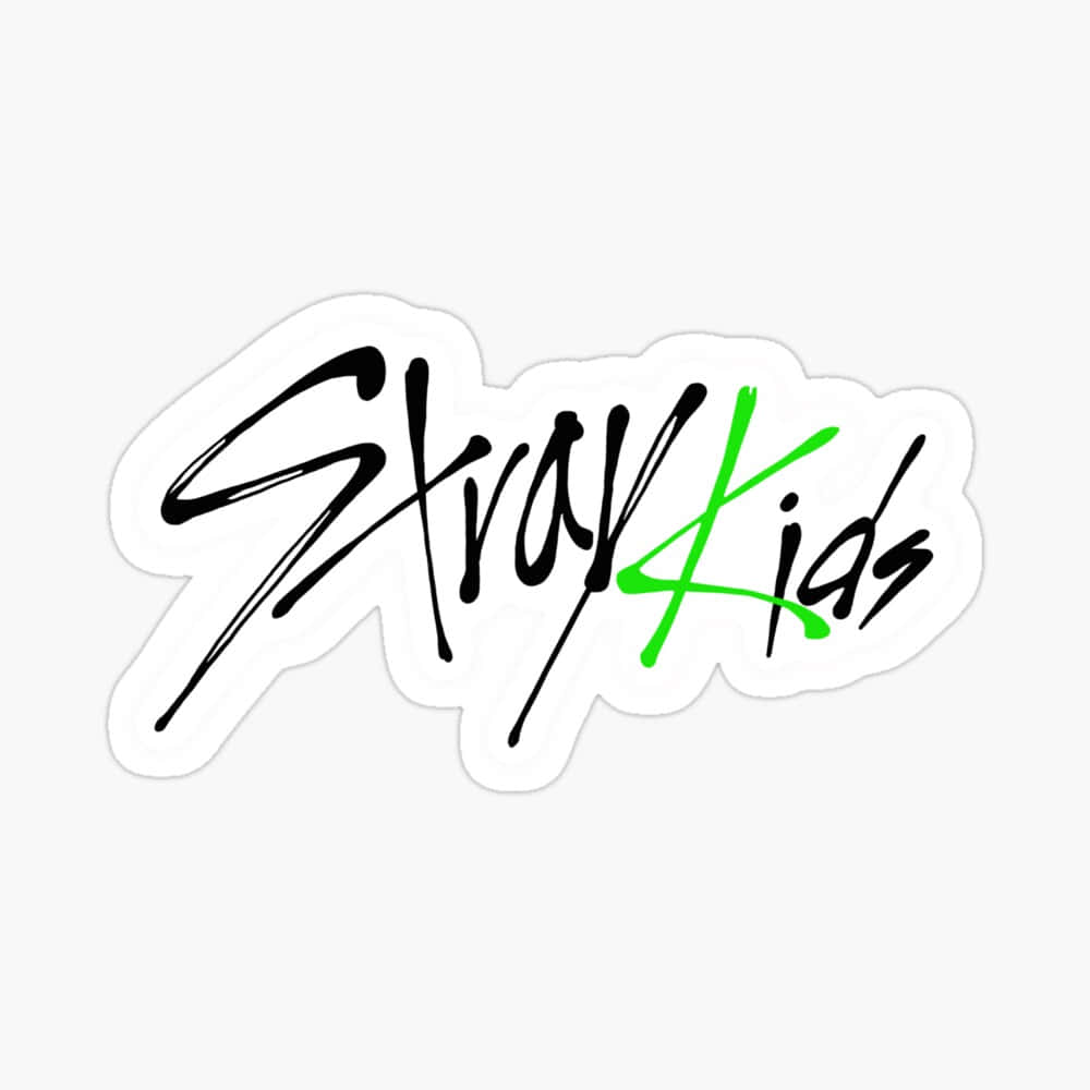 壁紙 — 一個白色貼紙，上面有粗體黑色字體的「Stray Kids」，其中「K」是鮮綠色，背景簡單。