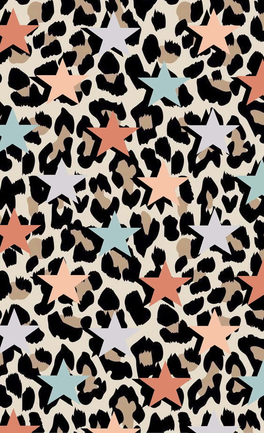 Cheetah Print Aesthetic 桌布 壁紙 — 一個大膽的多色星星圖案覆蓋在經典的豹紋背景上，採用溫暖的大地色調。