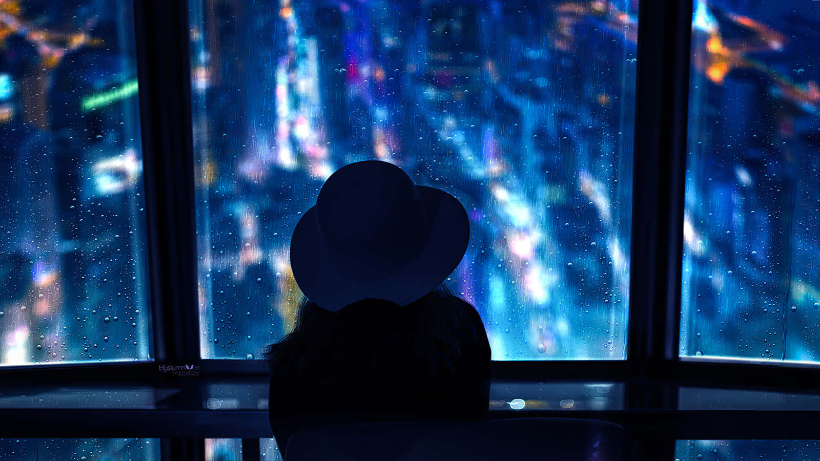  壁紙 — 一個戴寬邊帽的人的剪影，透過雨水滑落的窗戶凝視著夜晚耀眼藍色霓虹燈的城市景觀。