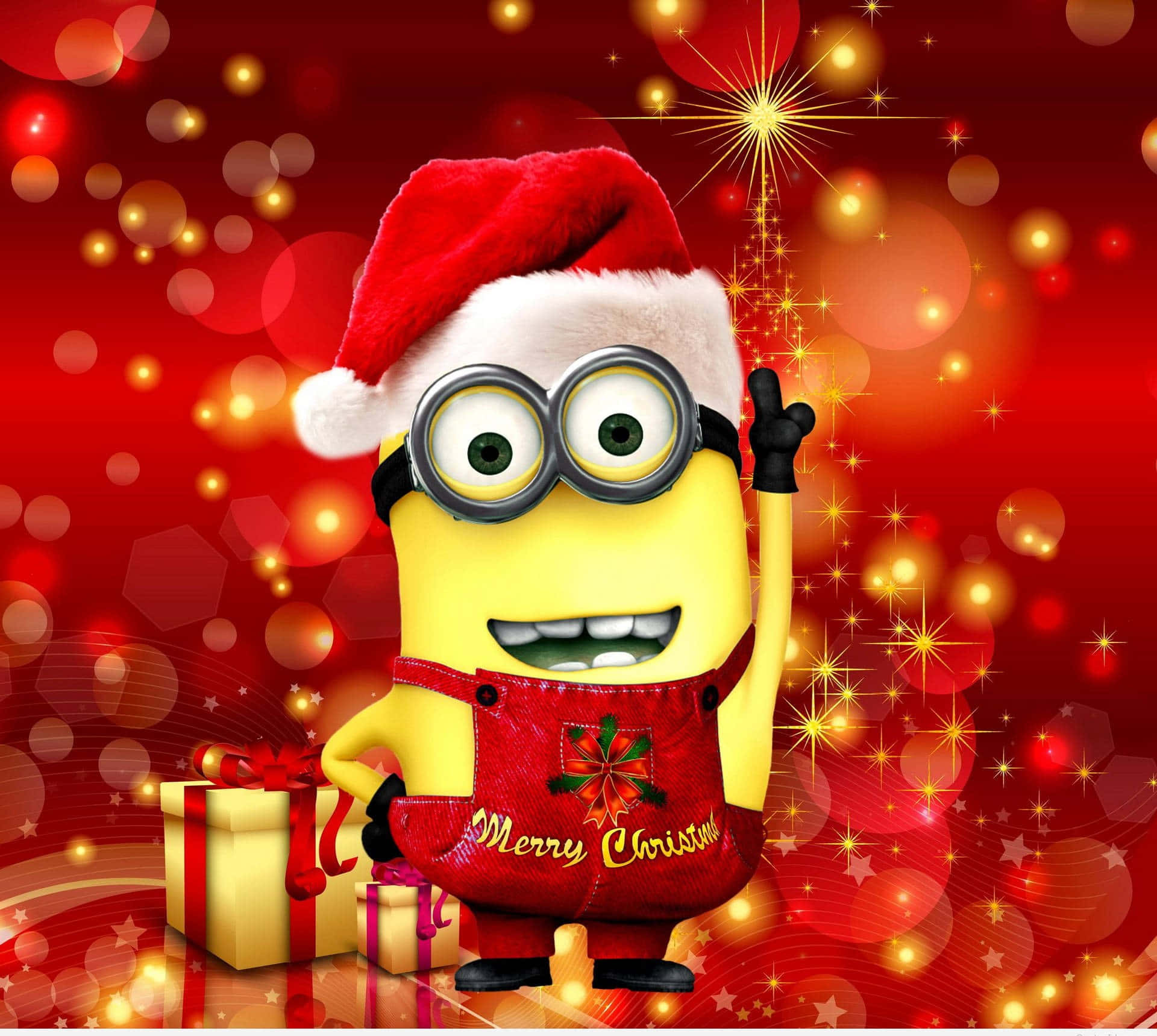  壁紙 — 一個戴聖誕帽、穿紅色工裝褲的開心黃色Minion在閃爍的紅色節日背景前，在禮物盒旁邊揮手。