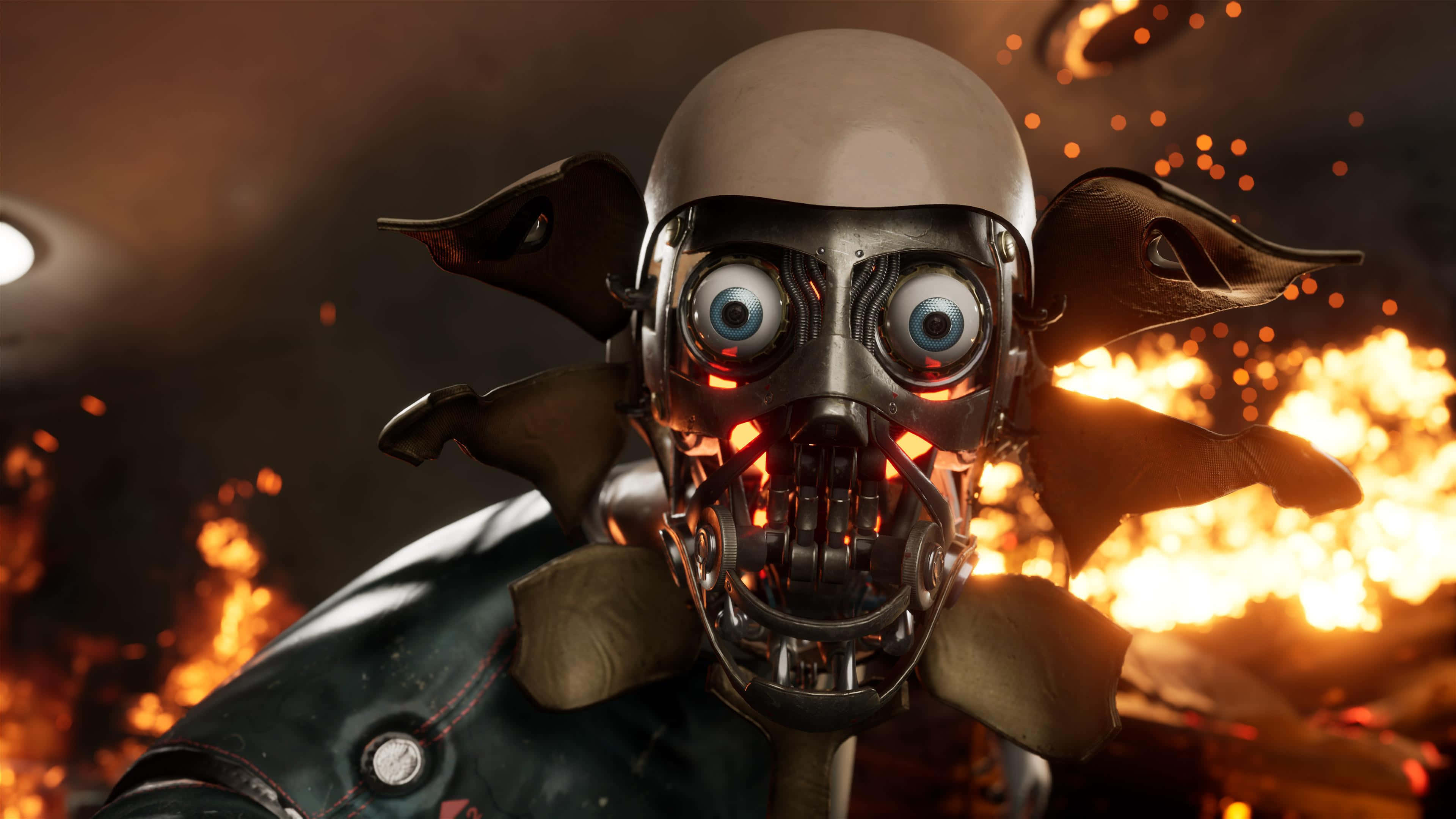 Atomic Heart 桌布 壁紙 — 一個帶有發光藍眼睛和熾熱背景的威脅性機械哥布林，正凝視著。