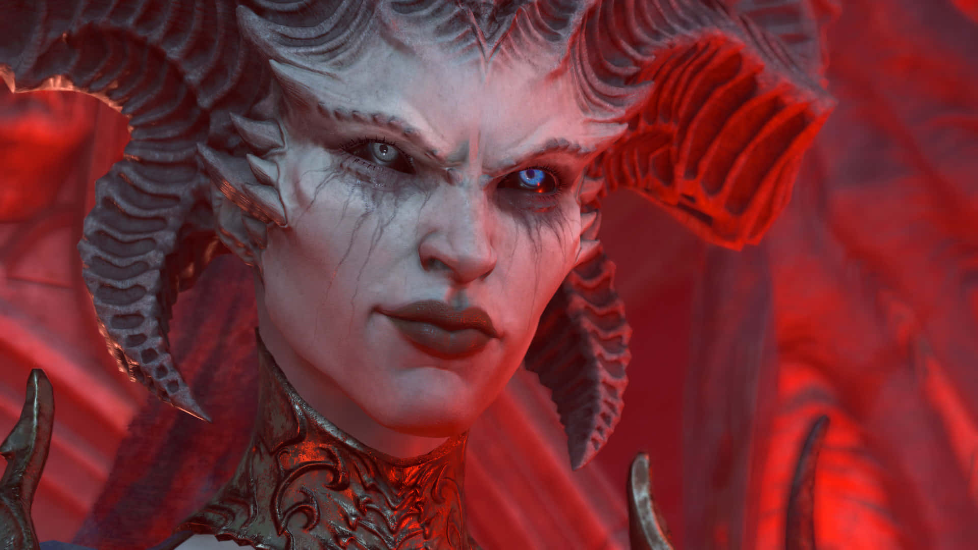  壁紙 — 一個帶有複雜角狀物和發光眼睛的惡魔女性形象，在火紅背景下強烈凝視。