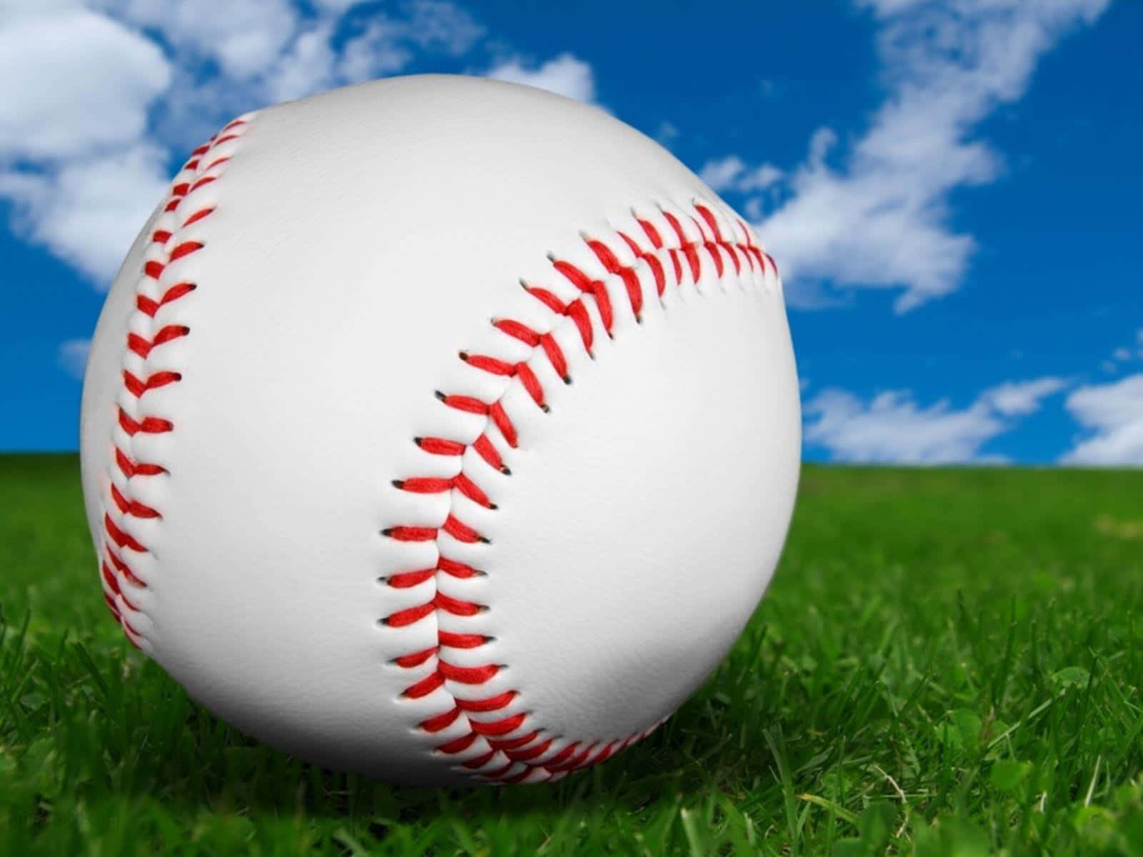 藍天白雲下的草地上的棒球 — MLB 壁紙
