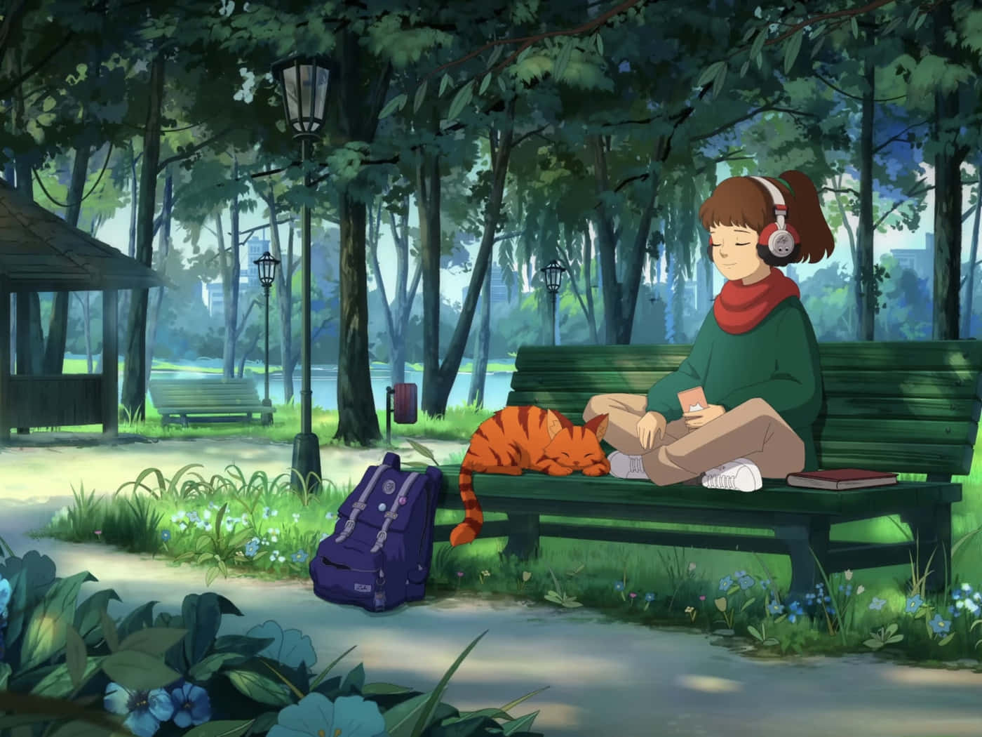  壁紙 — 一個戴著耳機的女孩平靜地坐在公園長椅上，旁邊是一隻正在睡覺的橙色貓咪，周圍是茂密的綠樹和藍色花朵。