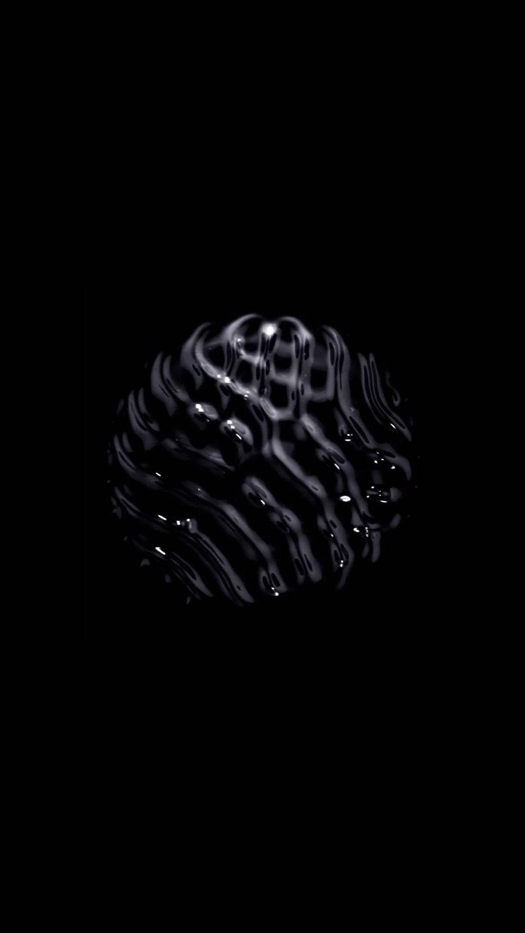 發光的銀色抽象球體，帶有旋轉圖案，背景為黑色 — 3D 壁紙