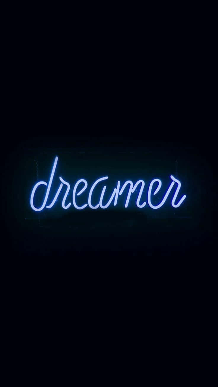  壁紙 — 一個發光的藍色霓虹燈牌，拼出 dreamer，在漆黑的背景下閃耀。
