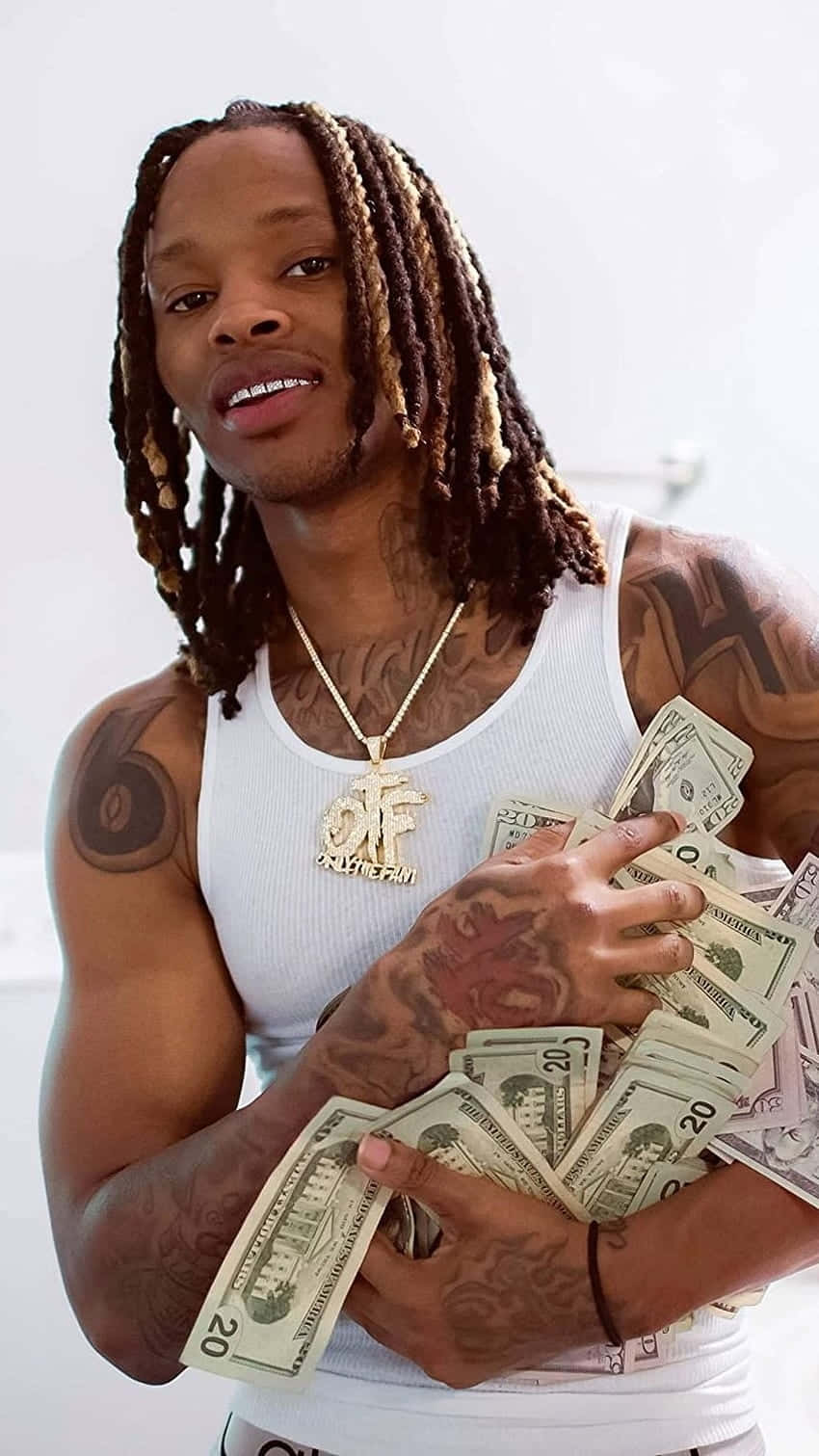 有刺青的男人穿著白色背心拿著現金。 — King Von 壁紙