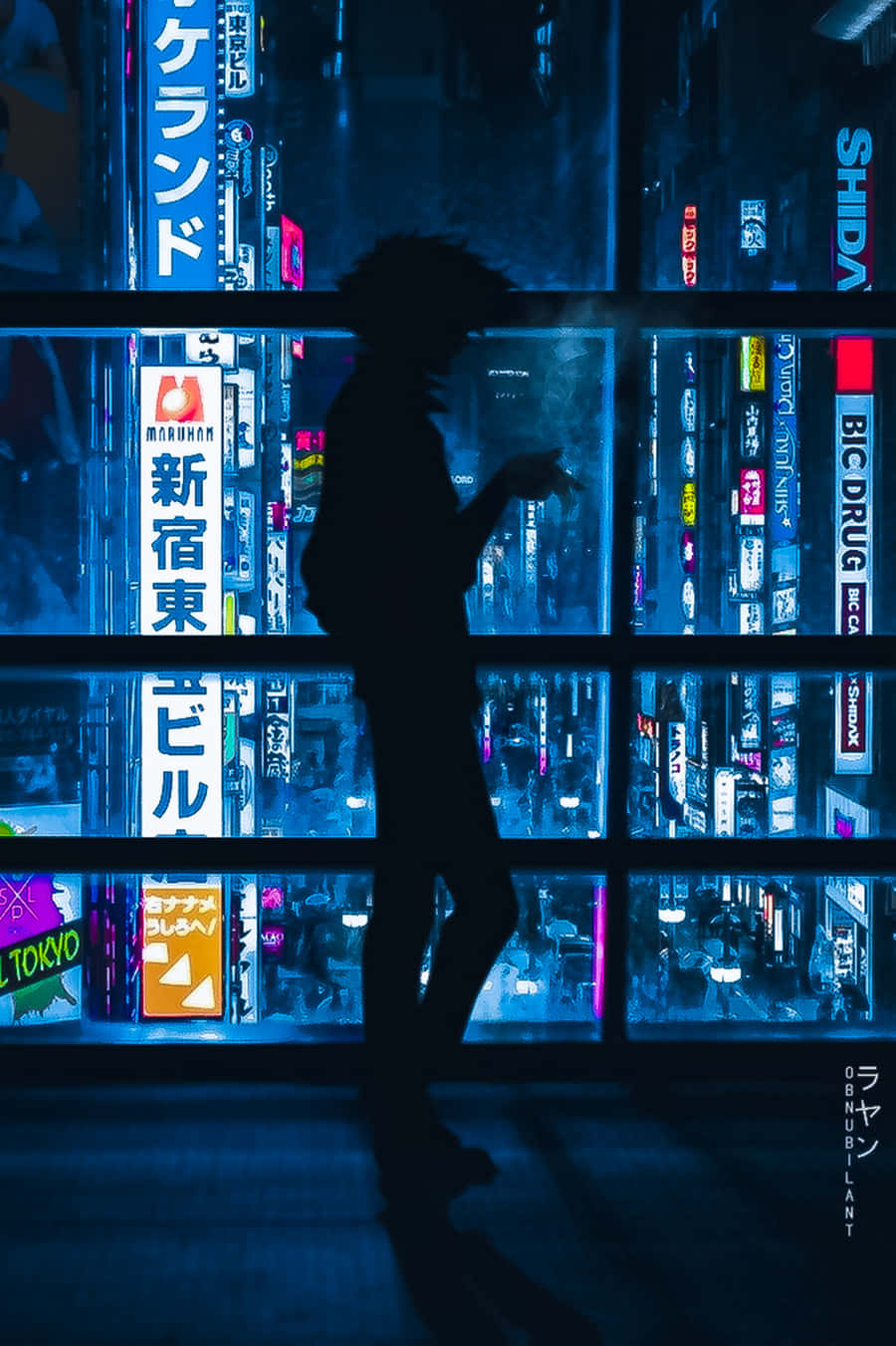  壁紙 — 一個孤獨的身影站在繁華東京夜景中一個發光的藍色霓虹窗前。