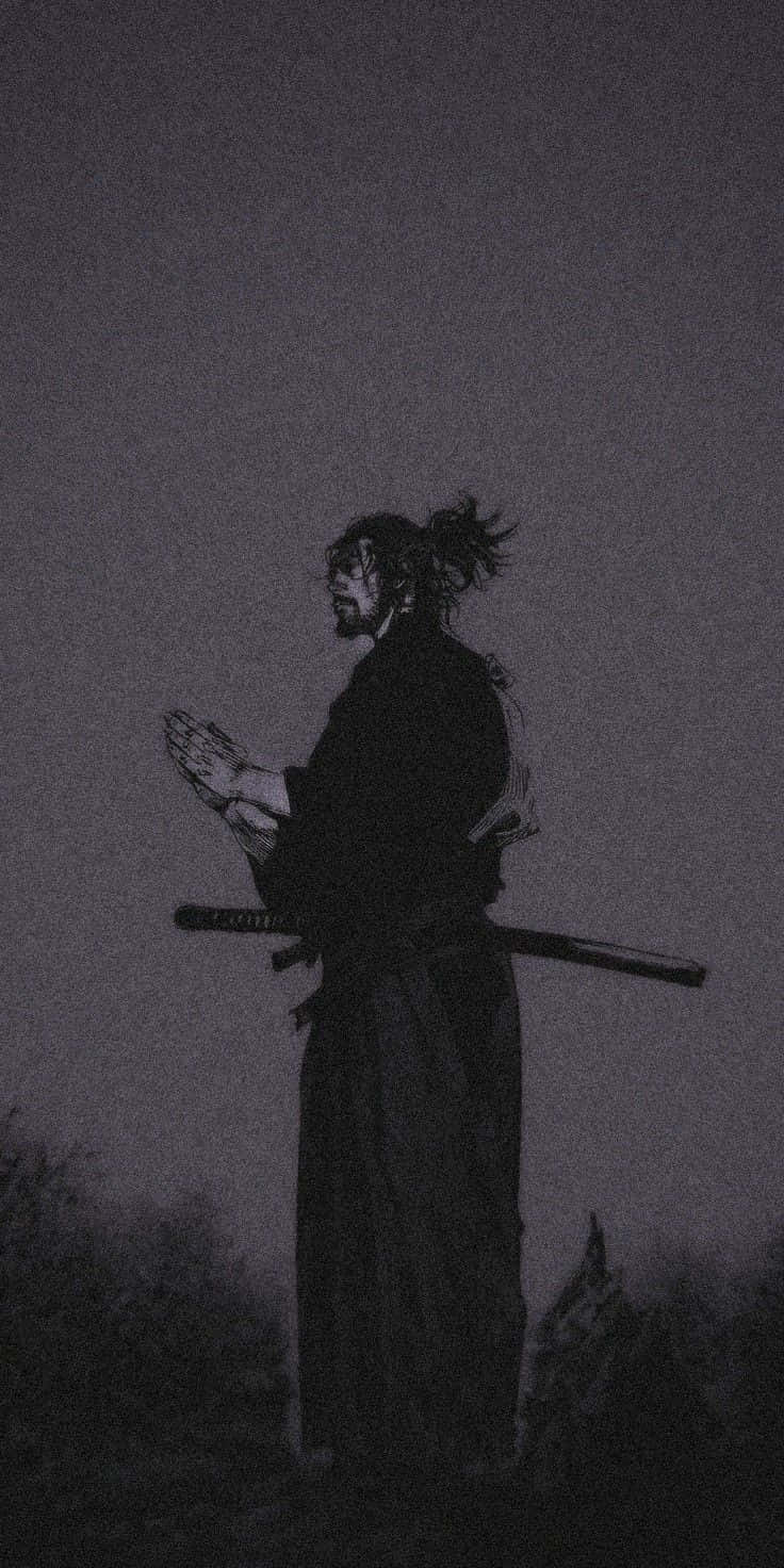  壁紙 — 一個孤獨的武士在黃昏時分以剪影站立，雙手合十祈禱，腰間佩帶武士刀。