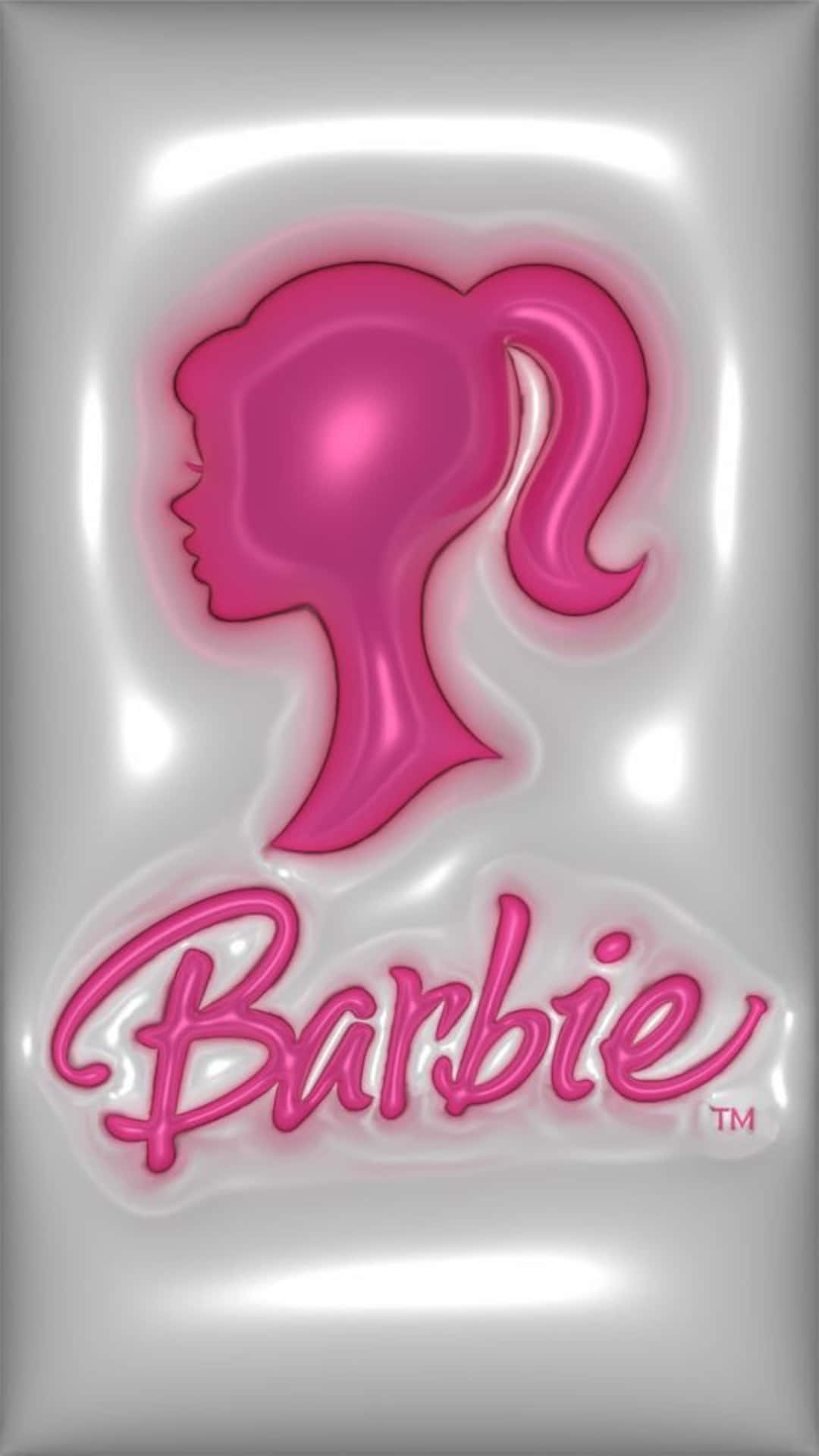  壁紙 — 一個光澤粉紅色的Barbie標誌，帶有標誌性的馬尾辮剪影和草書文字，位於反光銀色背景上。