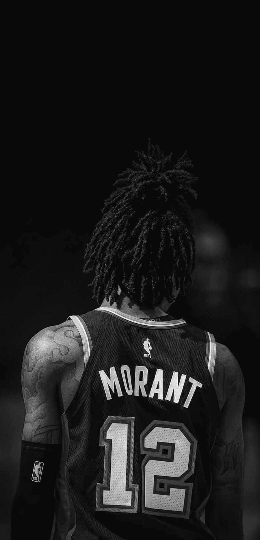  壁紙 — 一個黑白肖像，從背後拍攝一名留著辮子、身穿Morant 12球衣的籃球運動員。