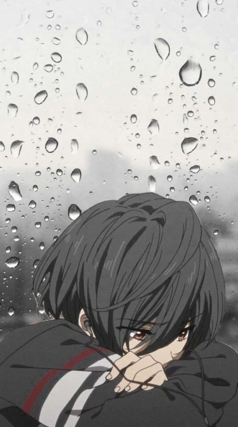  壁紙 — 一個黑髮的憂鬱動漫女孩在雨痕斑斑的玻璃後擁抱自己，她紅色的眼睛靜靜地凝視著外面，充滿悲傷。