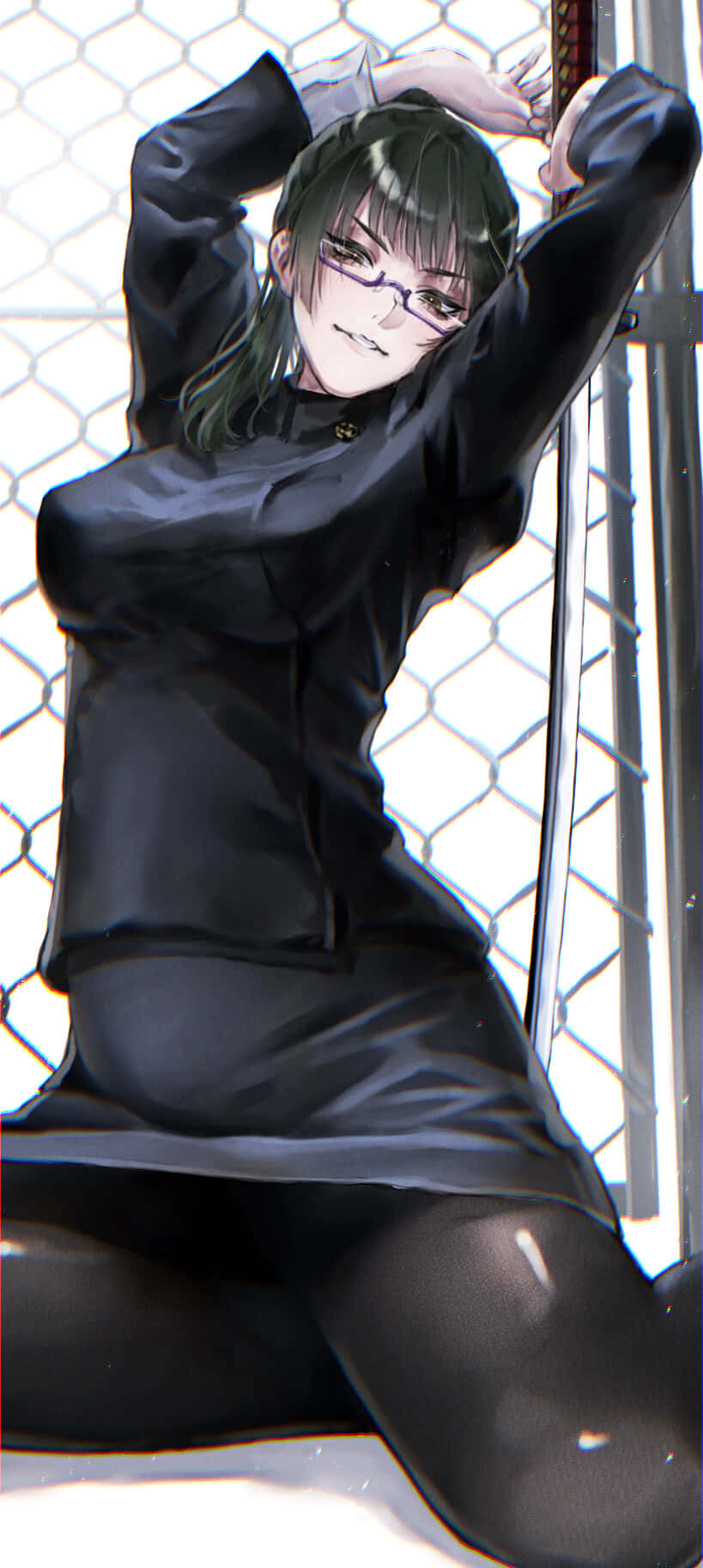  壁紙 — 一個黑髮動漫女孩穿著黑色制服在明亮的陽光下於鐵絲網圍欄後面伸展。