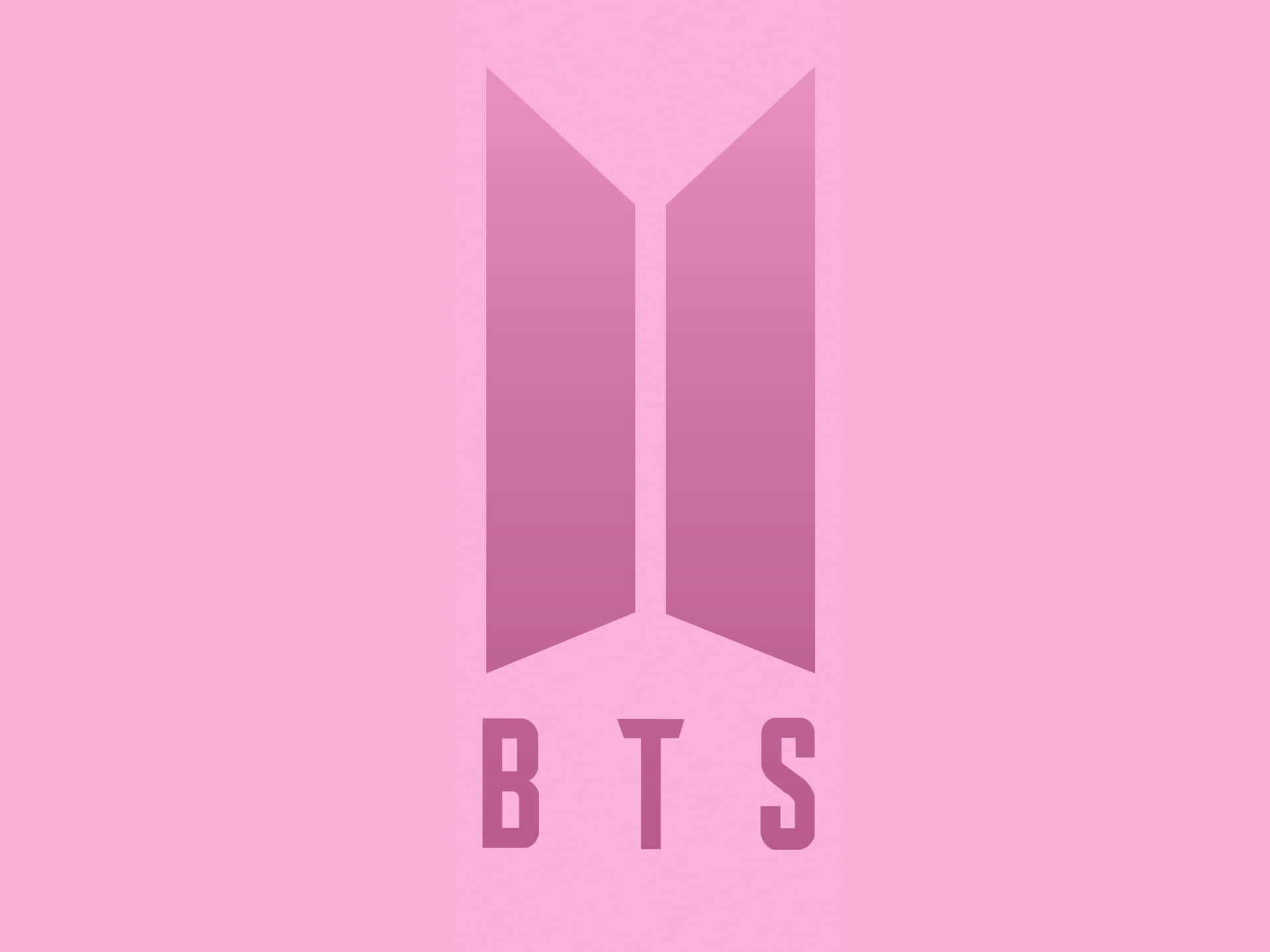  壁紙 — 一個極簡的BTS標誌，帶有漸層翅膀和粗體字母，居中在純色粉彩粉紅背景上。