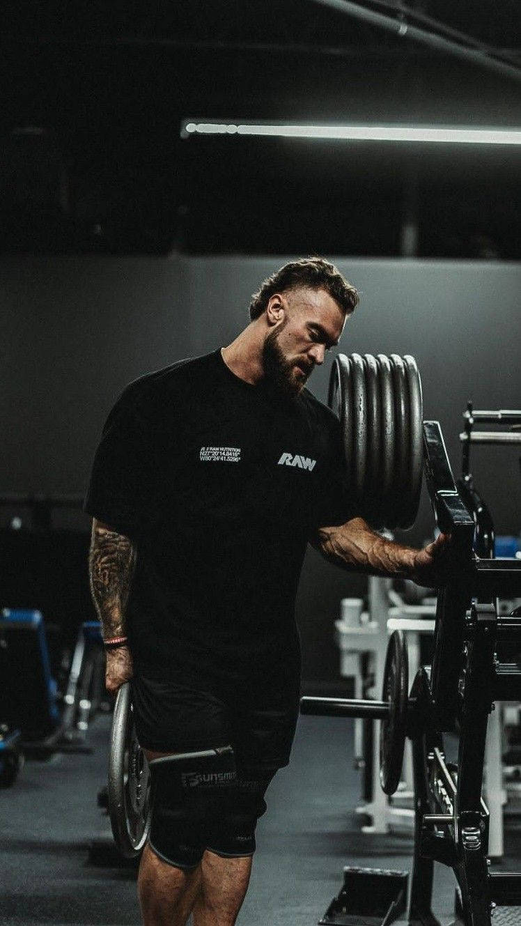 有刺青的運動型男人在健身房準備舉起槓鈴 — Chris Bumstead 壁紙
