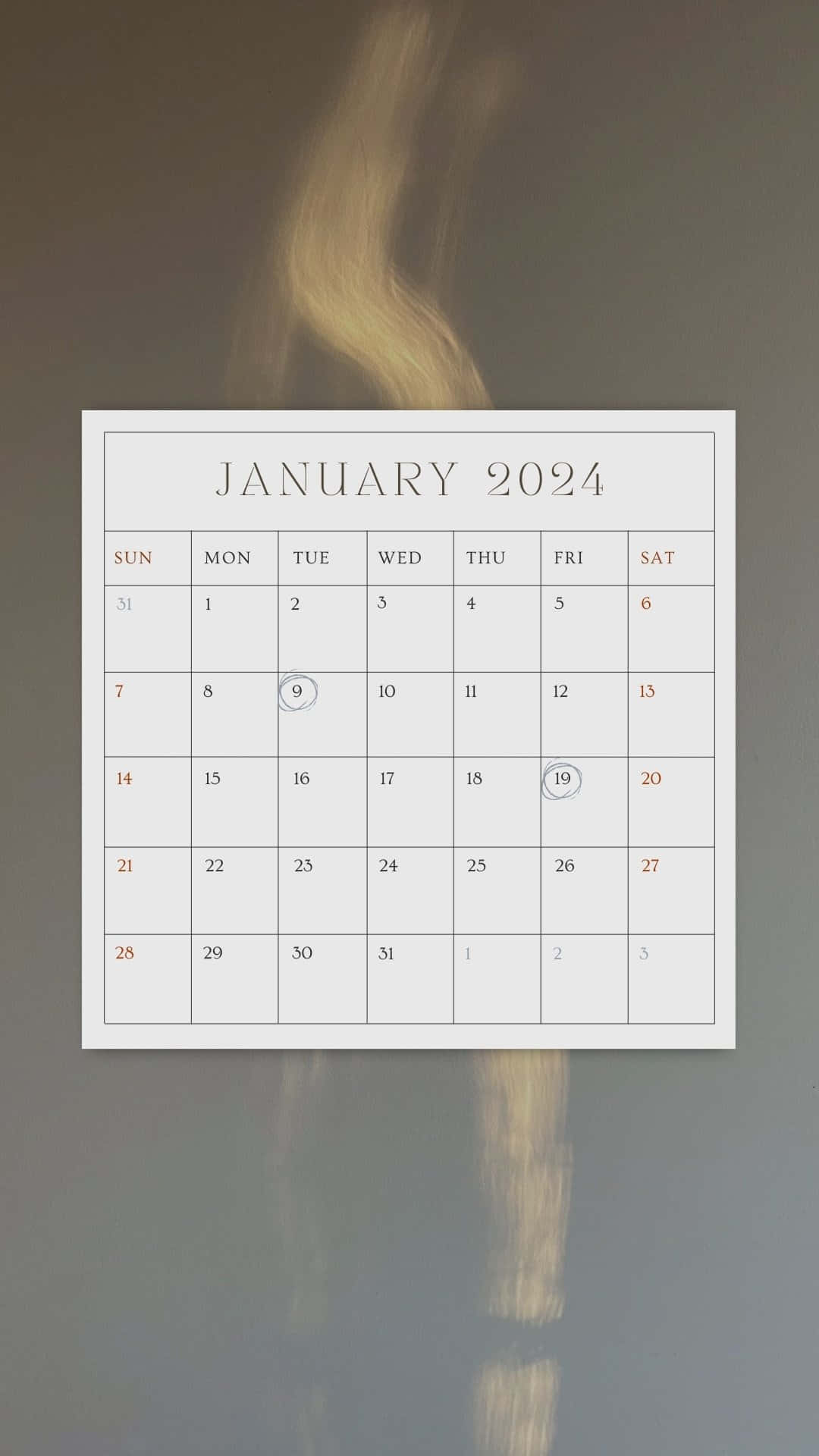  壁紙 — 一個簡約的2024年1月月曆漂浮在柔和的灰色背景上，背後有一縷柔軟的金色頭髮流動。