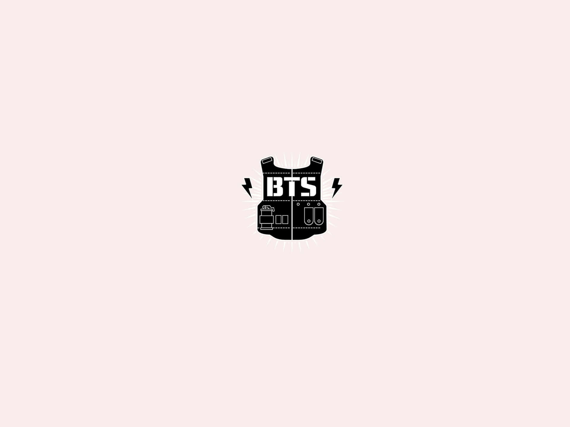  壁紙 — 一個簡約的黑色戰術背心標誌，帶有 'BTS' 文字和閃電，背景為柔和粉紅色。