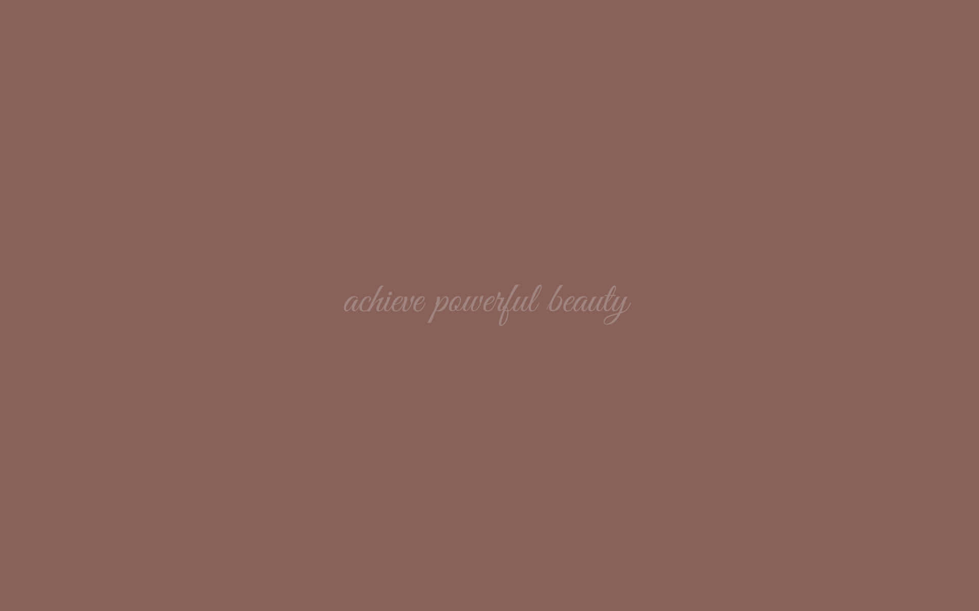  壁紙 — 一個簡約的灰褐色背景，中央有模糊的草書文字寫著 achieve powerful beauty。