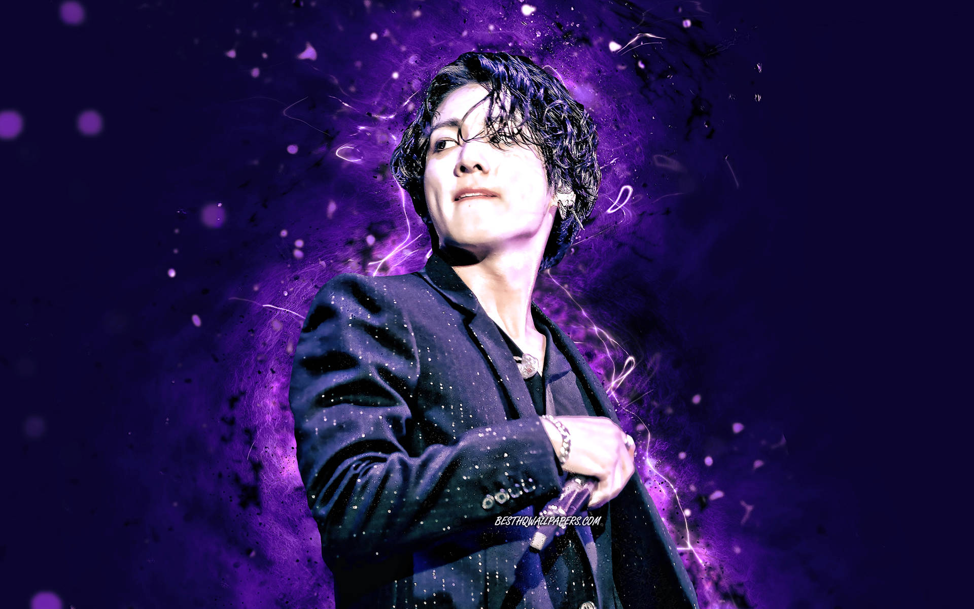 深色西裝男子站在紫色宇宙背景前，有發光粒子。 — Jungkook 壁紙