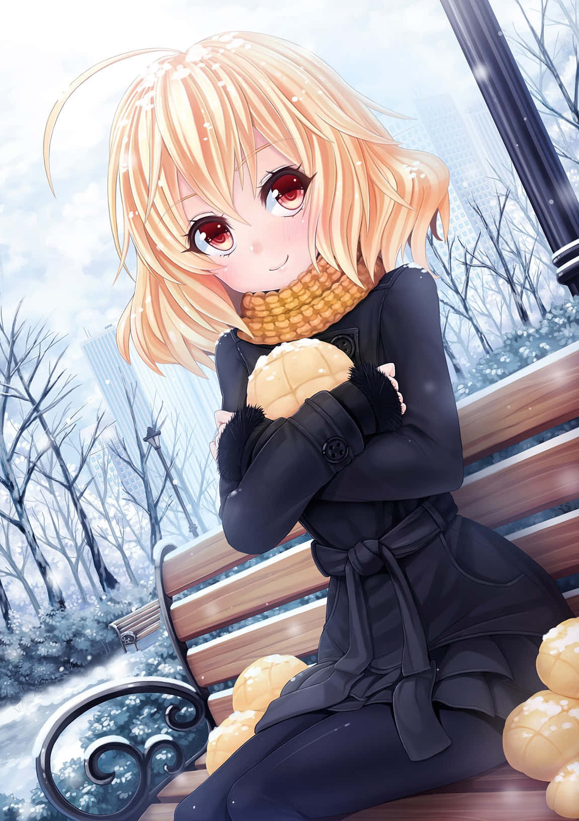  壁紙 — 一個開朗的動漫女孩，金髮紅眼，坐在白雪覆蓋的公園長椅上，抱著一個糕點，雪花在她周圍飄落。