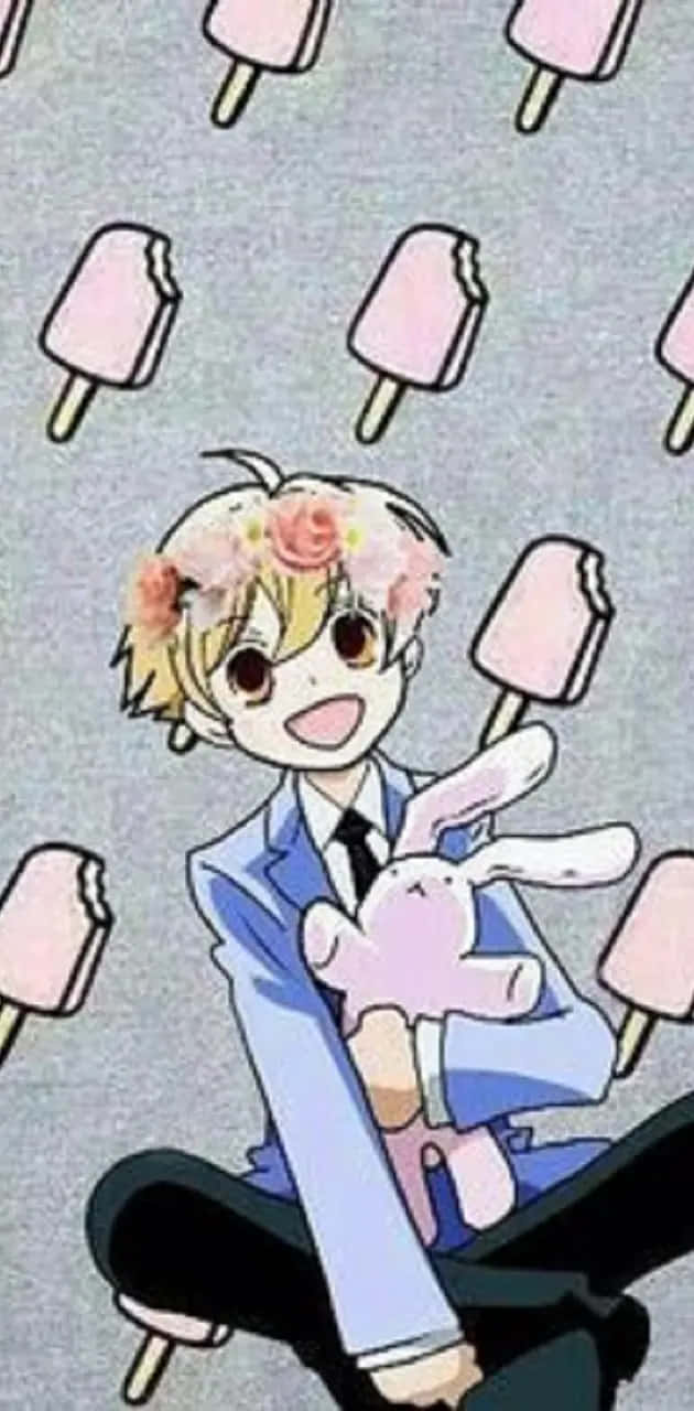  壁紙 — 一個開心的動畫男孩，頭髮上有花朵，坐著抱著粉紅色兔子毛絨玩具，周圍漂浮著冰淇淋棒。