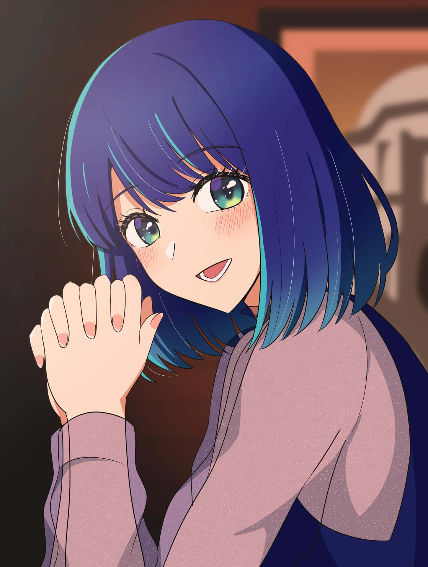  壁紙 — 一個開心的動畫女孩，藍色頭髮和綠色眼睛，微笑著雙手合十靠近臉龐。