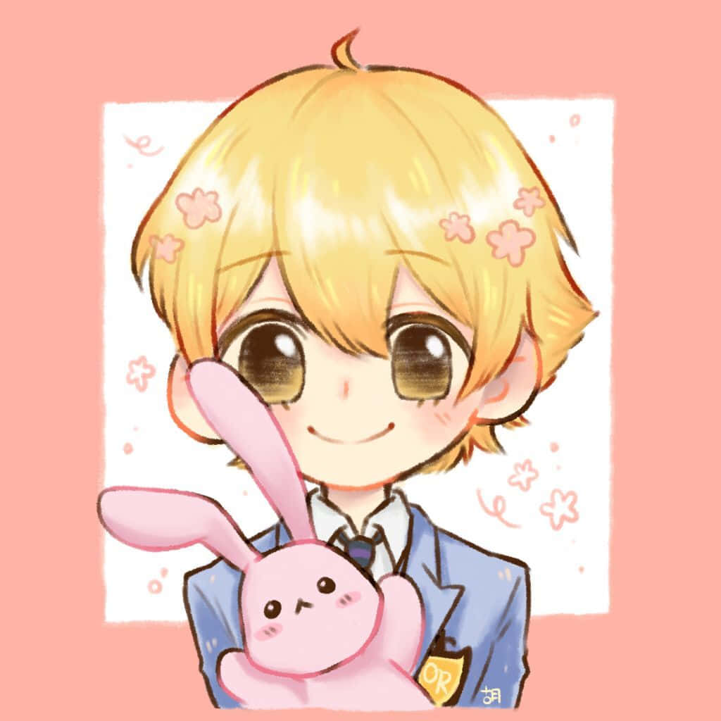 Renge Houshakuji 桌布 壁紙 — 一個開心的金髮動漫男孩，在柔和的粉紅色背景前抱著一個粉紅色兔子毛絨玩具，背景有漂浮的花朵。