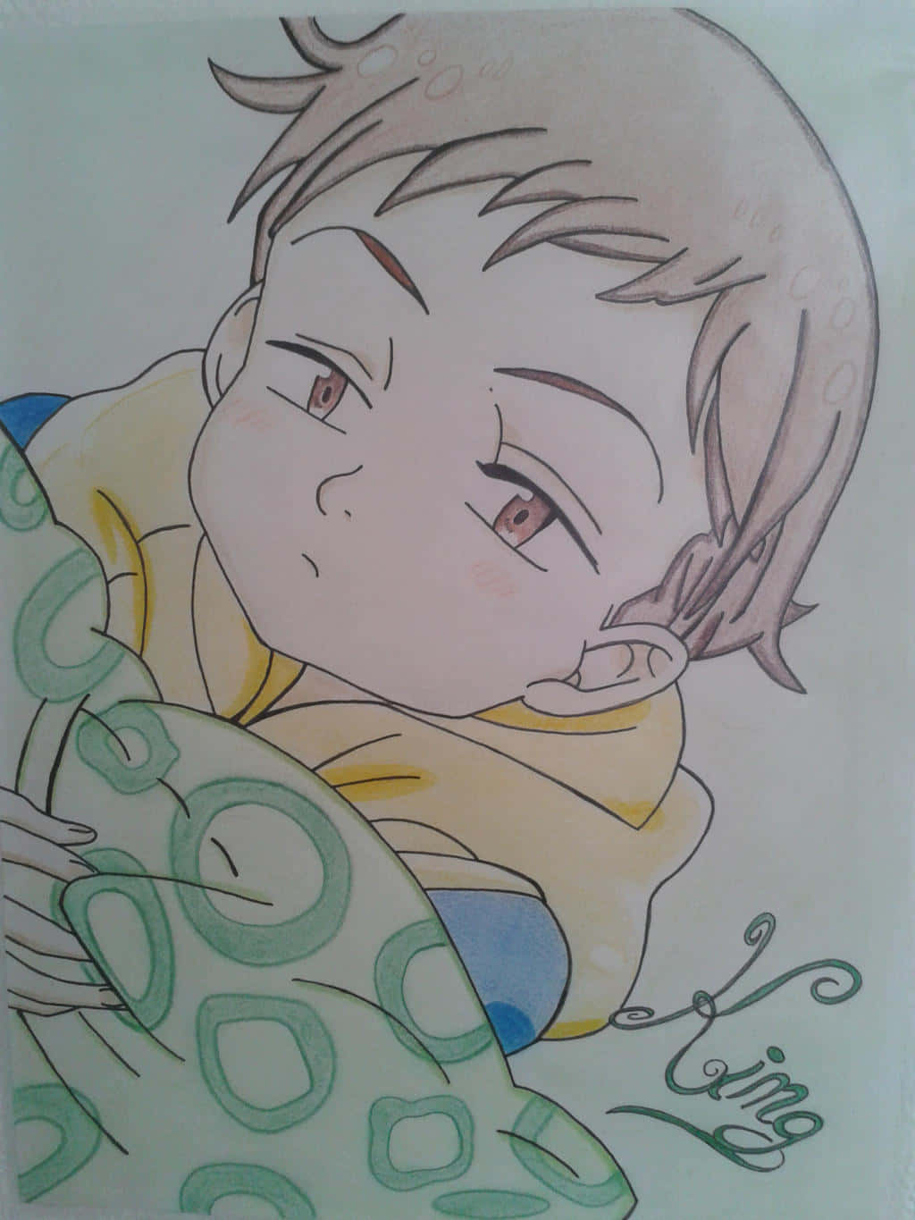 Seven Deadly Sins King 桌布 壁紙 — 一個可愛的動漫風格男孩，有著刺蝟頭和睡眼惺忪的眼睛，從綠色圖案毯子下探出頭來。