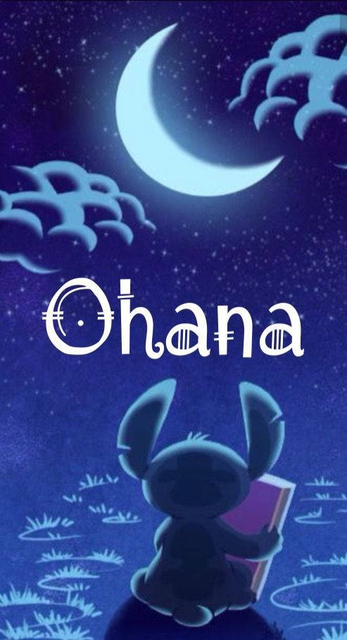 一個藍色外星人在彎月下閱讀一本書。 — Stitch 壁紙