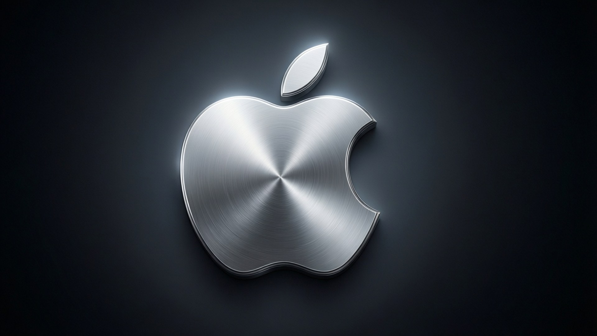 Steel Apple Glow 壁紙 — 一個拉絲金屬 Apple 標誌在深色漸變背景上發出柔和的光芒。