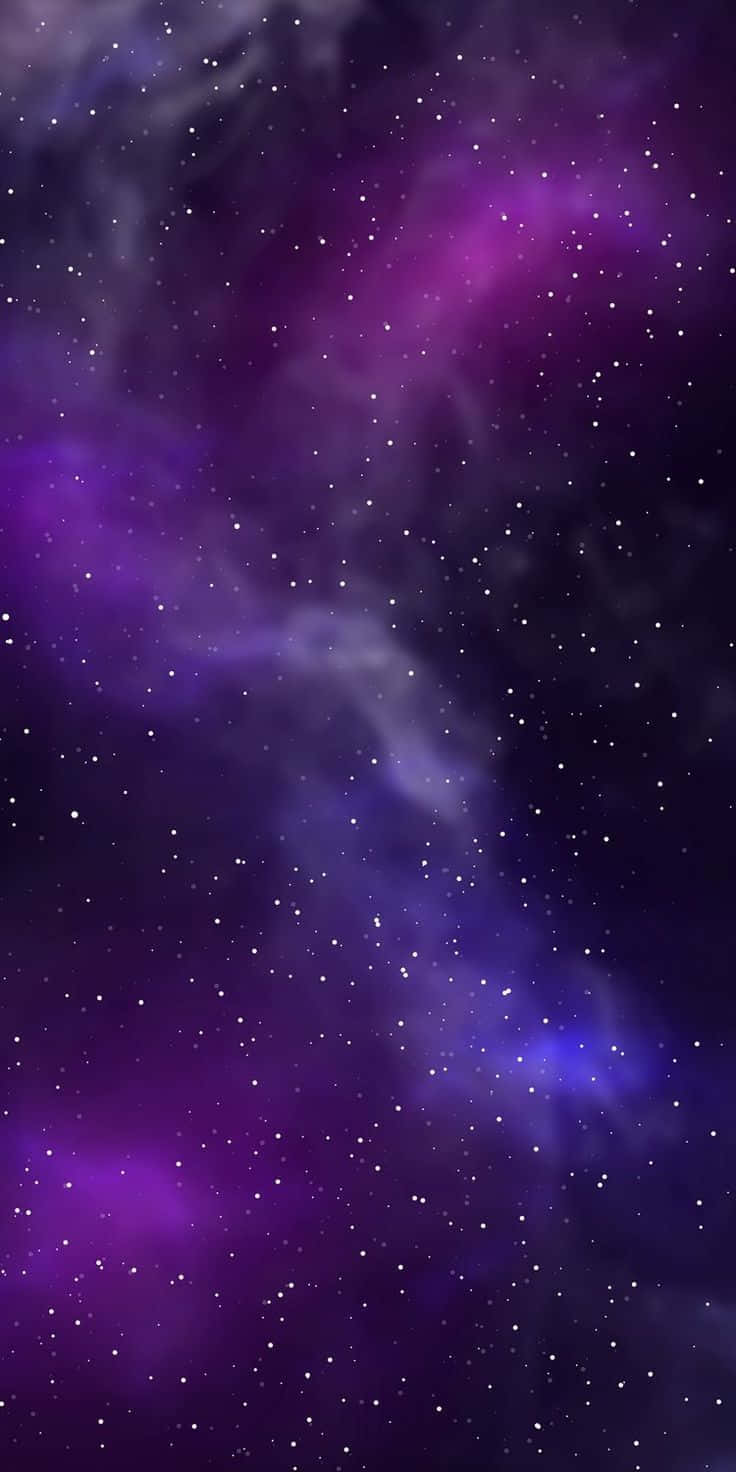  壁紙 — 一個迷人的深空景觀，充滿了發光的紫色星雲和無數閃爍的星星，背景是黑暗的宇宙。