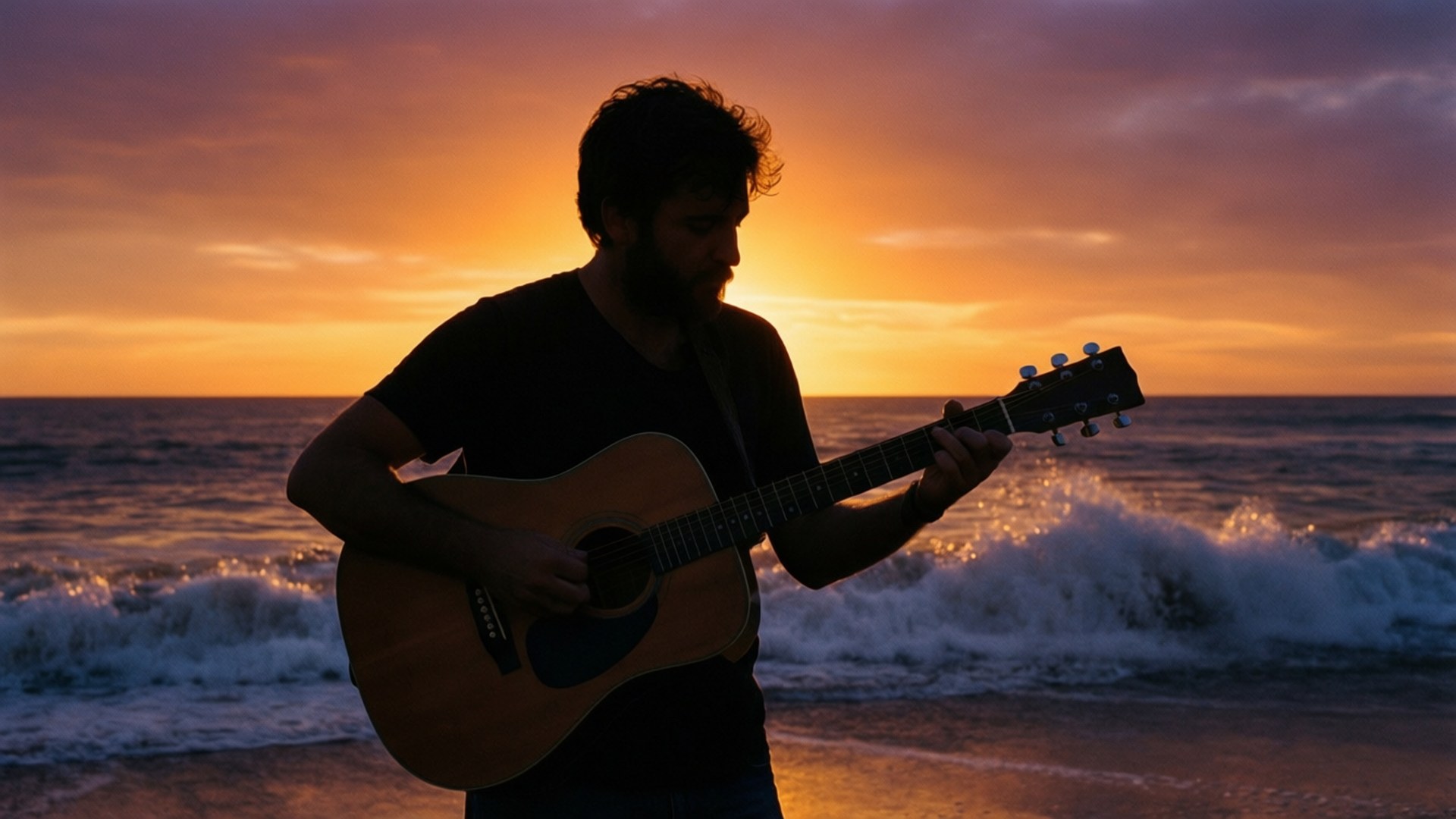 Sunset Serenade 壁紙 — 一個男人的剪影在海灘上彈奏木吉他，海浪在熾熱的日落天空下拍打。