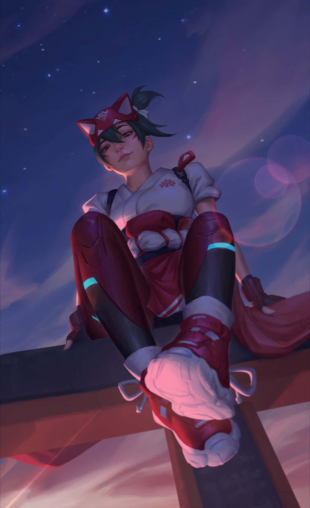  壁紙 — 一個年輕的動漫女孩，長著狐狸耳朵，盤腿坐在屋頂上，在星光燦爛的暮色天空下，穿著紅色和白色的未來主義服裝。
