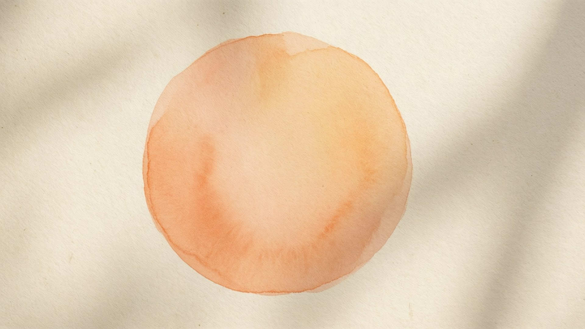 Pastel Orange Calm 壁紙 — 一個柔和的水蜜桃色水彩圓圈，放置在帶有細膩陰影圖案的紋理奶油色紙上。