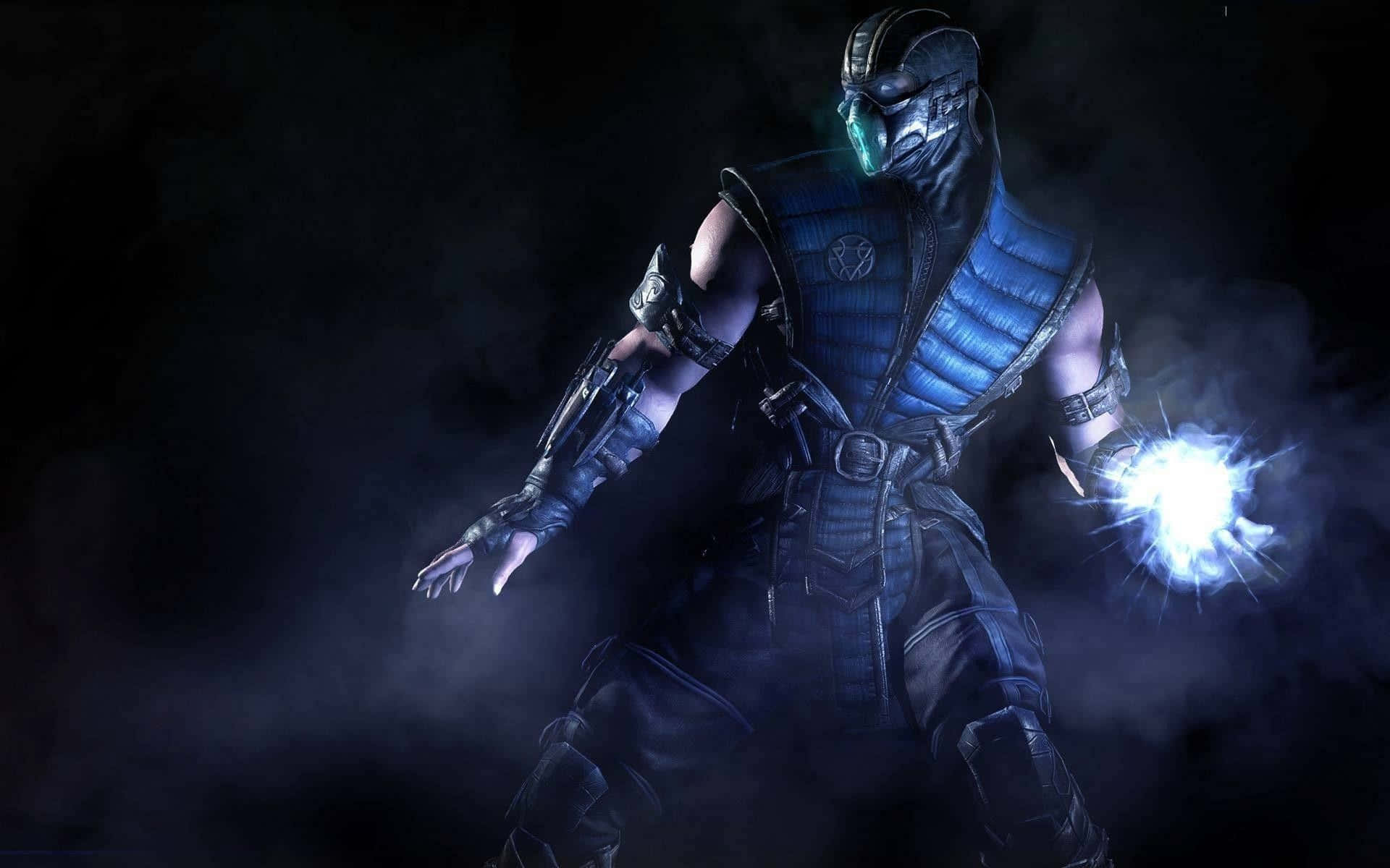 Mortal Kombat X 桌布 壁紙 — 一個身穿藍黑盔甲的威嚇裝甲戰士站在黑煙中，發出綠光的眼睛和手中明亮的藍色能量球。
