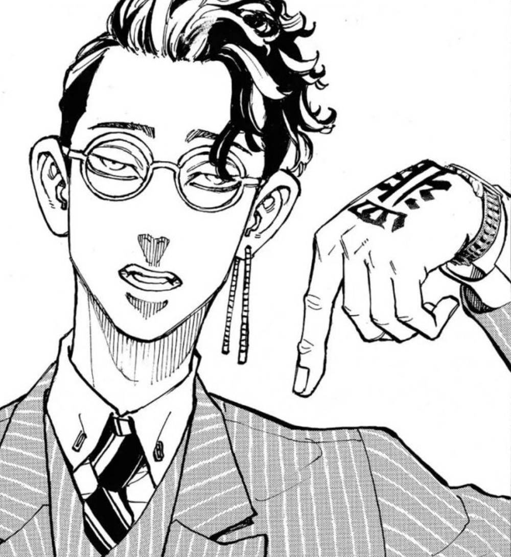 動漫男子穿著西裝，戴眼鏡和垂墜耳環，自信地指著。 — 東京卍复仇者 iPhone 壁紙 壁紙