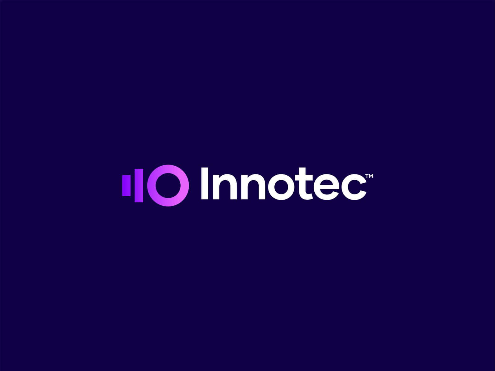 Minimalist Logo 桌布 壁紙 — 一個時尚的'Innotec'標誌，帶有紫色漸變圖標和白色文字，居中在深藍色背景上。