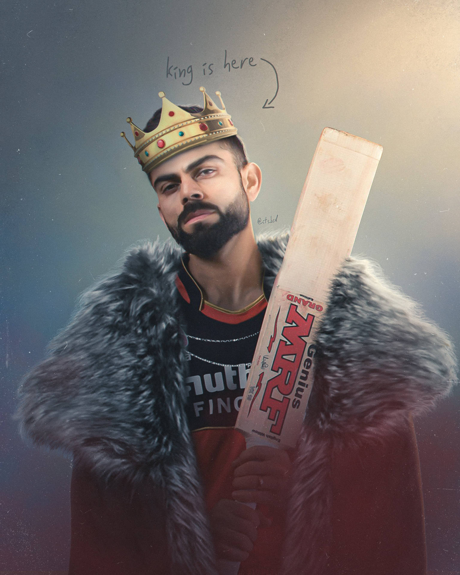 一個戴著王冠的板球運動員穿著毛皮大衣，拿著一個寫有「king is here」的球拍。 — 維拉特·科利 高畫質壁紙 壁紙