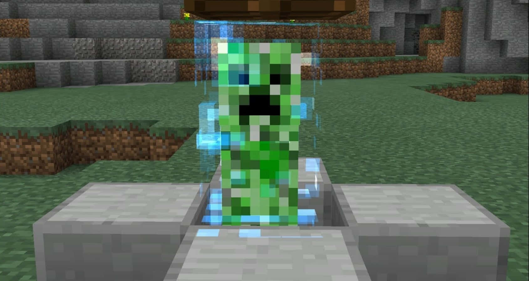 Charged Creeper 桌布 壁紙 — 一個像素化的綠色爬行者站在一個石塊水池中，水從上方滴落，這是Minecraft場景。