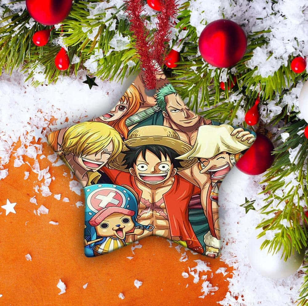  壁紙 — 一個星形One Piece裝飾品，船員被雪松枝和紅色飾球環繞。