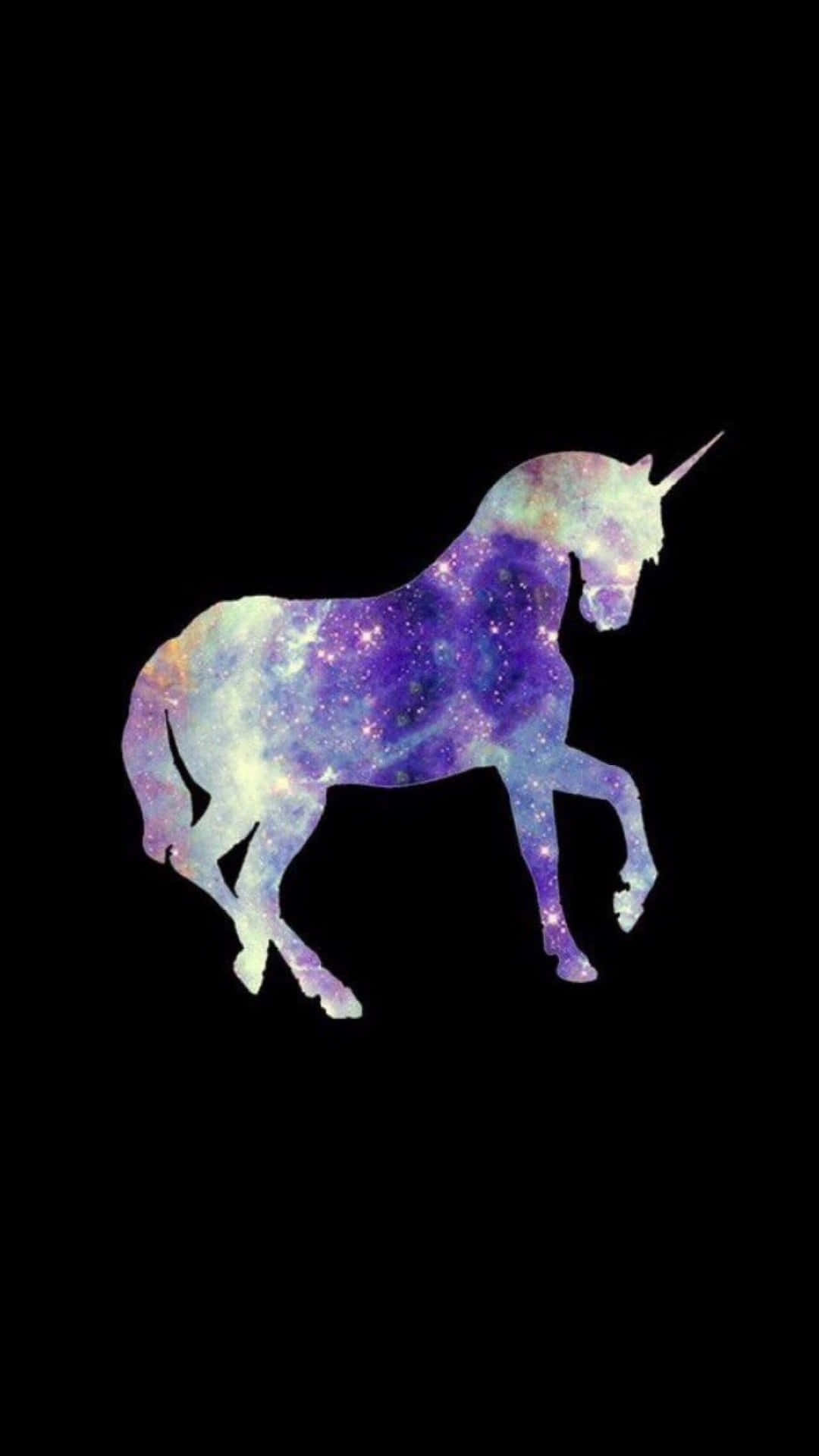  壁紙 — 一個雄偉的獨角獸輪廓，充滿了充滿活力的宇宙星雲和星星，背景是深邃的黑色虛空。