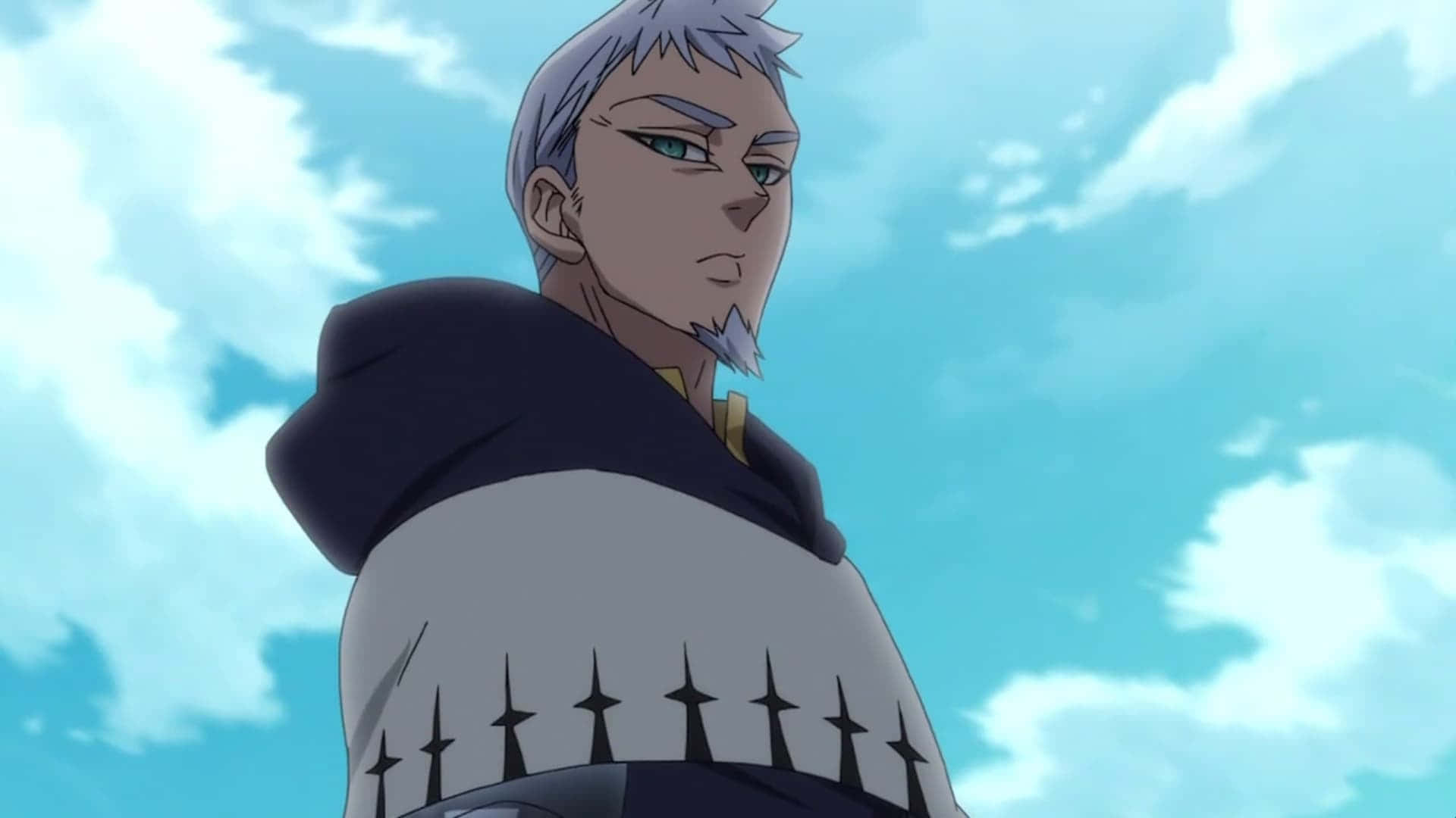 Seven Deadly Sins Hendrickson 桌布 壁紙 — 一個銀髮動漫角色表情嚴肅，穿著連帽斗篷，背景是明亮的藍天和蓬鬆的雲朵。