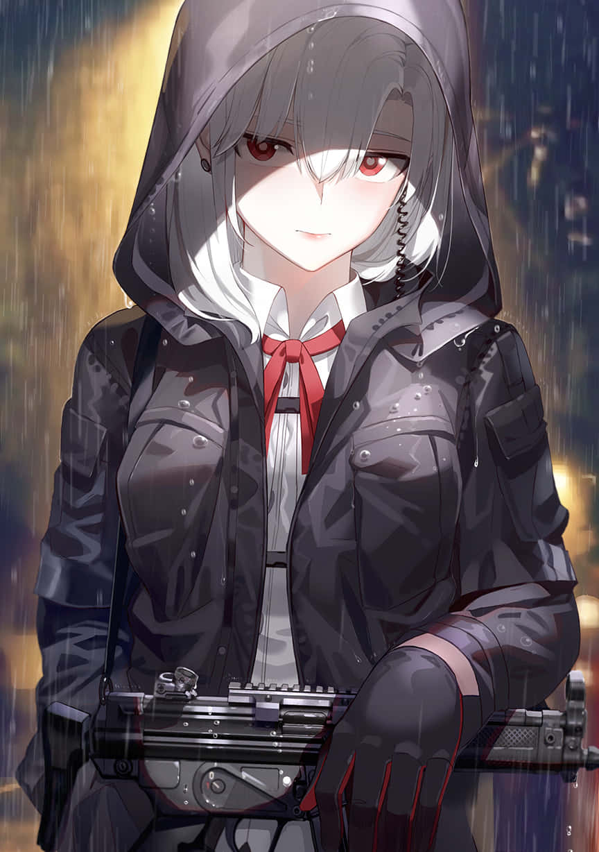  壁紙 — 一個銀髮紅眼的動漫少女在雨中，在黑色兜帽下拿著一把步槍，背景是模糊的城市。