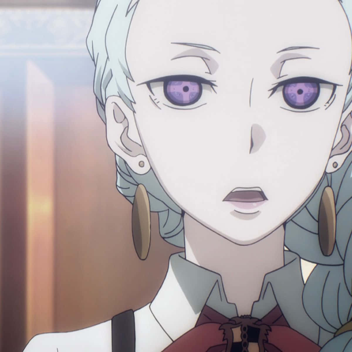 Death Parade Nona 桌布 壁紙 — 一個銀色頭髮和引人注目的紫色眼睛的蒼白女性的動畫特寫肖像，戴著大的棕色耳環。