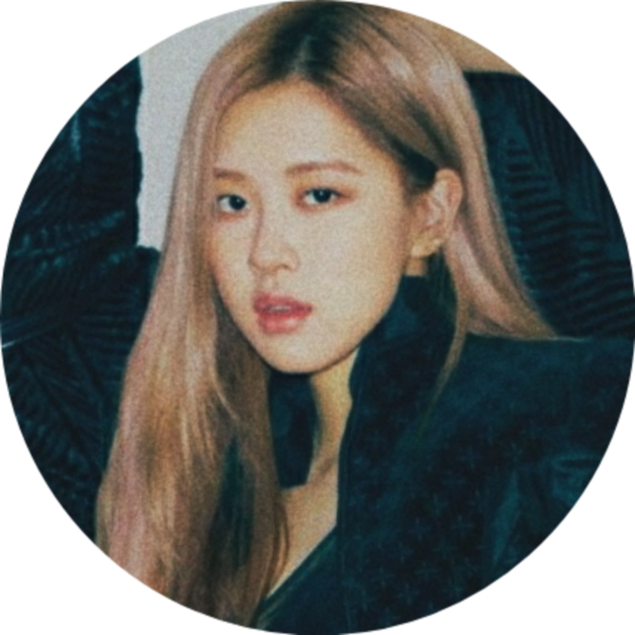 一位年輕女性留著長長的金髮，穿著深色圖案外套的特寫肖像。 — Blackpink 壁紙