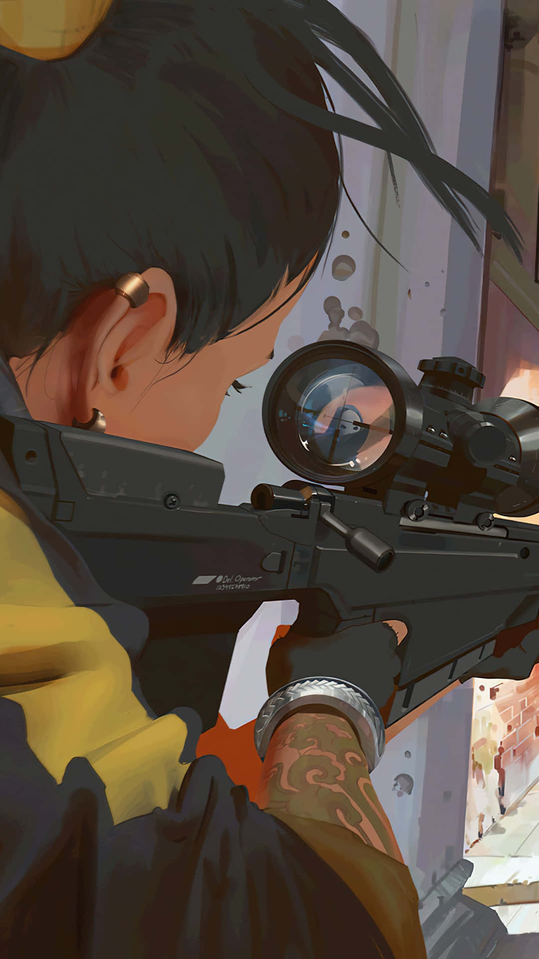  壁紙 — 一個專注的動漫女孩，深色頭髮和刺青，在陽光普照的城市小巷中透過瞄準鏡瞄準狙擊步槍。