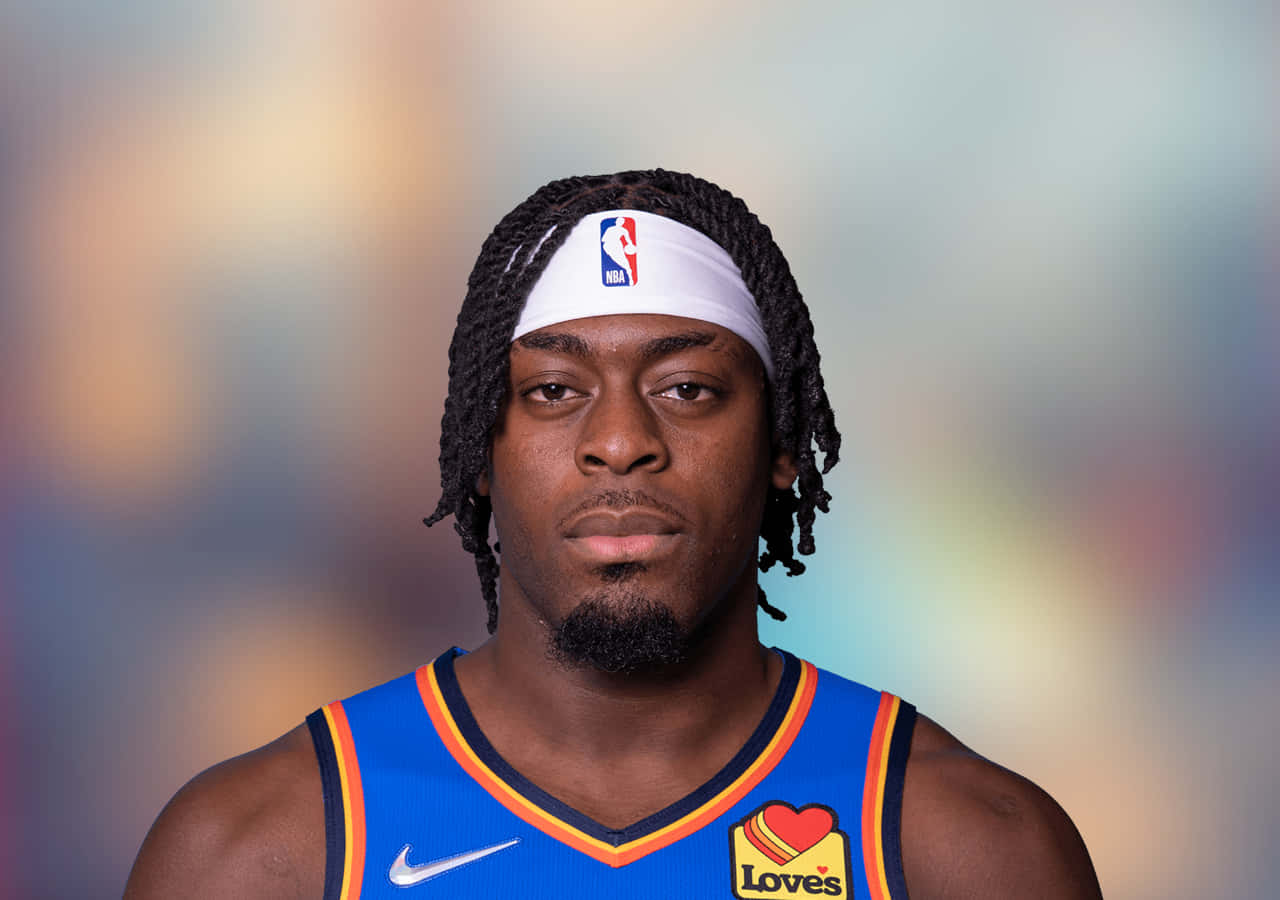 一個身穿藍色球衣、頭戴白色頭帶的籃球運動員肖像。 — NBA 壁紙