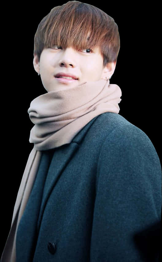 年輕男子穿著外套和圍巾在黑色背景前微笑 — K Pop 壁紙